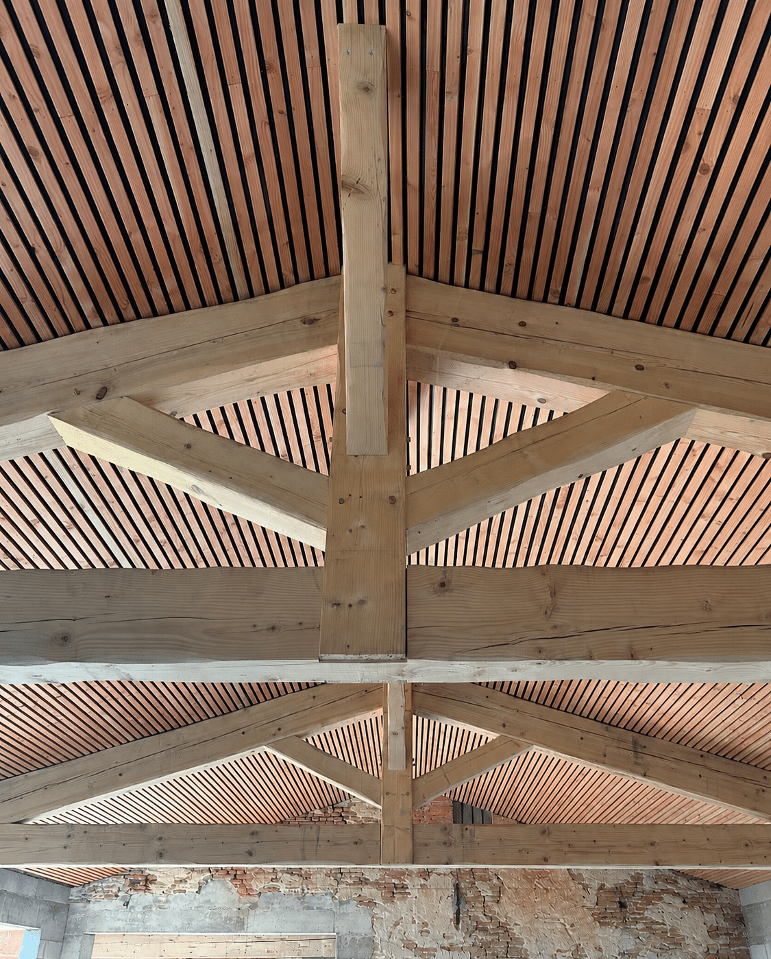Charpente bois traditionnelle et plafond à claire-voie.