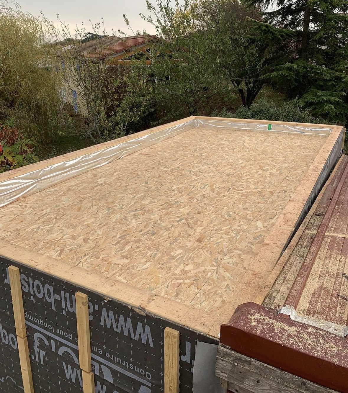 Plancher OSB sur structure bois Ami-bois avec membrane étanche. Construire en bois pour longtemps.