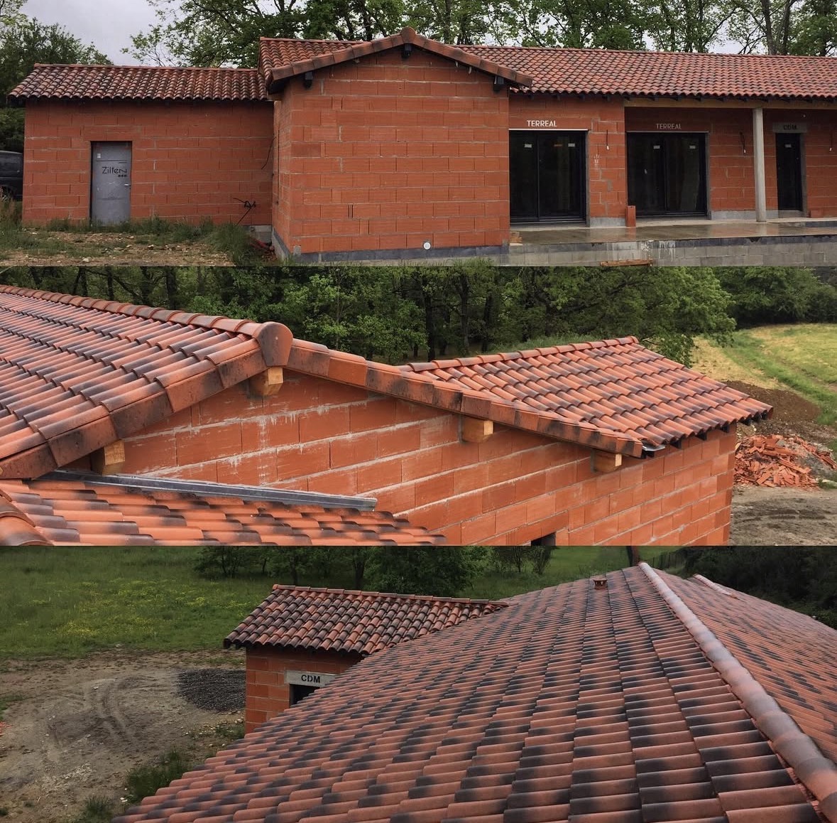 Maison en briques Terreal et toit en tuiles romanes rouges et noires en construction.